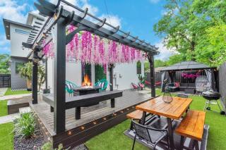 Houston's Downtown Bloom House - Spacious Floral Escape for Groups - 2