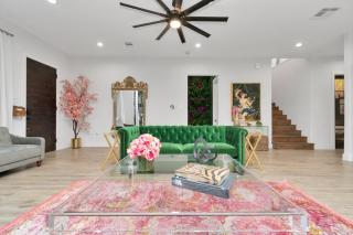 Houston's Downtown Bloom House - Spacious Floral Escape for Groups - Houston - 0