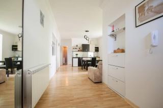 12 Beds 4 Baths 2 Renovated Apts 2nd & 3rd Flr - Belgrade - 5