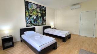 12 Beds 4 Baths 2 Renovated Apts 2nd & 3rd Flr - Belgrade - 1
