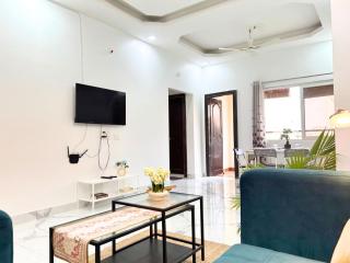 Cityscape Comfort - Stylish 3BHK Central Getaway - 6