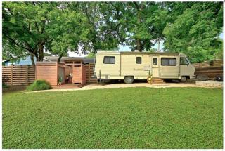 Retro Motorhome - Epic Outdoor Shower and Firepit - Austin - 6