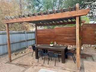 2BR Bungalow - Private Yard and Walkable East Austin - Austin - 2