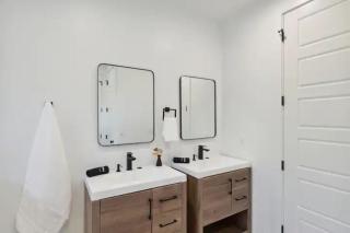 Bright & Airy 3BR - Perfect Location and Balcony - 5