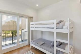 Bright & Airy 3BR - Perfect Location and Balcony - 7