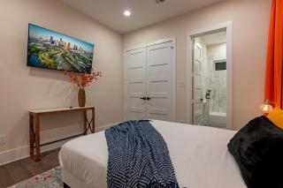 Beauty in Central Houston- Walk to Everything - Big & Spacious - Houston - 2