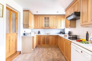 Tranquil 4 Bed Bungalow, Large Garden, Plenty of Parking - 6