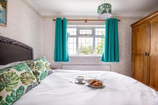 Tranquil 4 Bed Bungalow, Large Garden, Plenty of Parking - 1