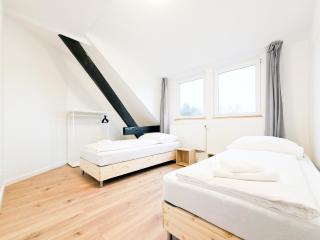 RAJ Living - 5 Room Attic Apartment - 3 Bathrooms- Citycenter - 25 Min to Messe DUS - Krefeld - 5