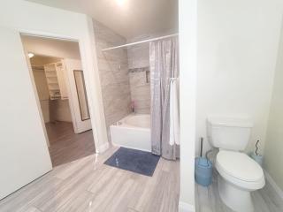 Treasure Bay-3BR Pool & Hot Tub Oasis Near T Strip - Las Vegas - 4