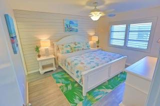 Updated Condo with Pool, Walk to Crescent Beach & Restaurants! - Sarasota - 5