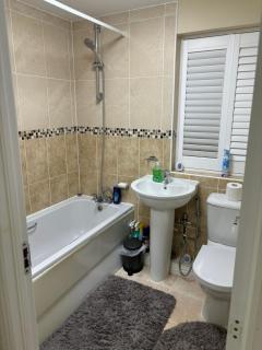 Affordable Rooms In A 4 bedroom House - Manchester - 1
