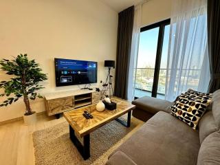 Stylish 1BR Apartment with Balcony & Cityscape Views in Binghatti Heights - 4