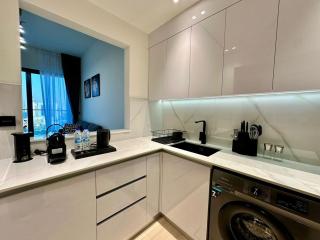 Stylish 1BR Apartment with Balcony & Cityscape Views in Binghatti Heights - 2