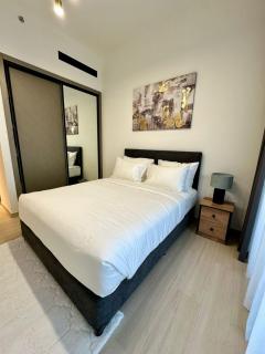 Stylish 1BR Apartment with Balcony & Cityscape Views in Binghatti Heights - 0