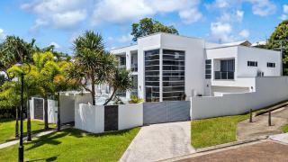 Luxurious 5 bedroom home 500m to Alexandra Headland beach - Alexandra Headland - 0