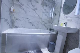 Family House near Farnborough Airport, Free Parking - Hawley - 2