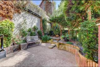 Courtyard Cottage with free onsite parking, garden, short flat walk to town - 9