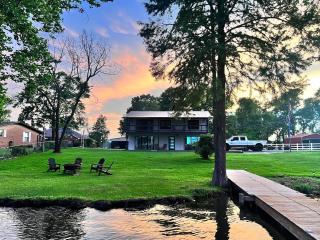Lake Front Luxury Fire Pit, Boat Ramp, Grill - Lone Star - 3