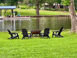 Lake Front Luxury Fire Pit, Boat Ramp, Grill - Lone Star - 8