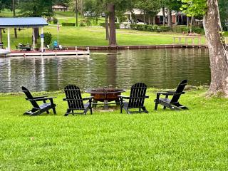 Lake Front Luxury Fire Pit, Boat Ramp, Grill - Lone Star - 9