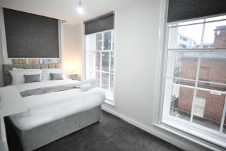 Central Liverpool Gem - Stylish 1-Bed with Sofa Bed, Sleeps 4 - Ideal for Groups & Getaways - Liverpool - 0