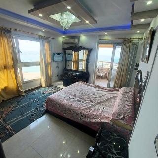 شقه ثلاث غرف نوم و 2 حمام كلها علي البحر - 6