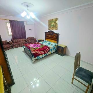 شقه علي البحر مباشر غرفتين نوم و 2 الدور السادس حمام - 7