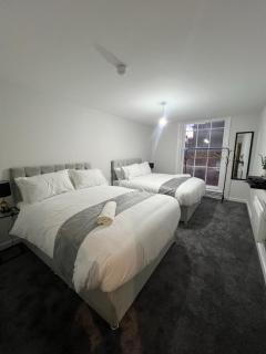 Urban Retreat by LVP Apartments - Spacious 2-Bed, Sleeps 10 - Ideal for Groups - Liverpool - 4