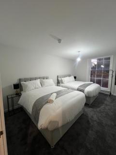 Urban Retreat by LVP Apartments - Spacious 2-Bed, Sleeps 10 - Ideal for Groups - Liverpool - 6