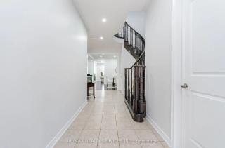 Beautiful 4 bed 3 master bedrooms-pvt washrooms - Brampton - 2