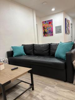 Downtown Oasis - One Bedroom Private Bungalow - 5