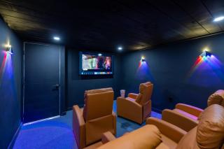 VIVA MIAMI VILLA w Cinema, Disco, Pool, BBQ, 9 beds - Ives Estates - 1