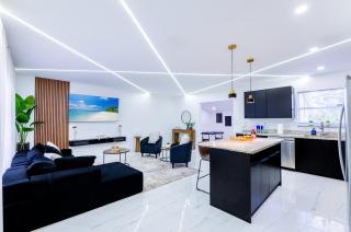 The Glow House w Cinema, Disco, Pool, BBQ, 9 beds - 8