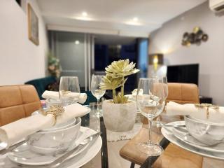 Luxury 2 Bedroom Apt near South Bank with Free Car Park, Pool, City Views and Sofa Bed - Brisbane - 1