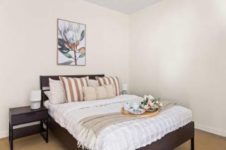 Chic 2BR Apt Near to Melbourne Central City Views - 7