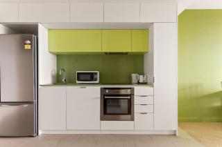 Chic 2BR Apt Near to Melbourne Central City Views - 4