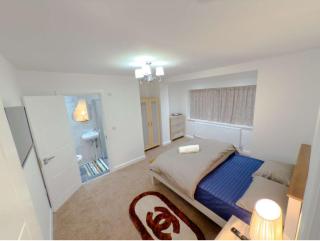 Cozy Ensuite Room 1 - - 0
