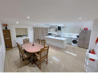 Cozy Ensuite Room 1 - - 4