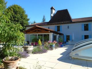 Maison de campagne au bord d'une rivière avec piscine - 4