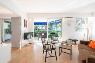 Garden-Level Apartment in Palm Beach with Garage - Cannes - 0