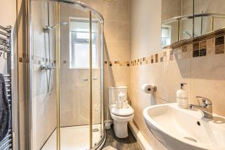 Four Bedrrom House by Brookland Stays Serviced Accommodation Short Lets Sheffield with Free WiFi - Sheffield - 1