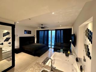 High Rise Black Theme Jacuzzi Studio -14th floor - 8
