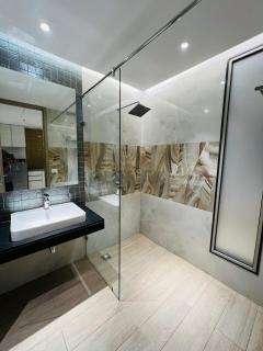 High Rise Black Theme Jacuzzi Studio -14th floor - 5