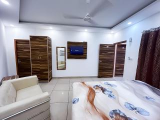 Hotel White Garden - Near Jaypee Hospital - Noida - 3