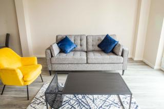 Spacious 2 Bedroom Manchester Apartment - 2
