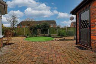 Basildon - 5 Bedrooms - 9 Beds - Sleeps 9 Guests - Long Term Stays - Business - Contractors - Families - Leisure - Nevendon - 7