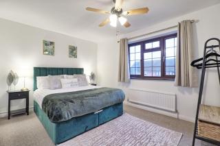Stylish 5-Bed Residence in London Featuring Garden, Parking & Fast Internet - 0