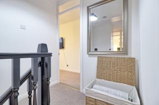 Stylish 5-Bed Residence in London Featuring Garden, Parking & Fast Internet - 4