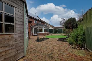 Stylish 5 BDR - 10 Beds - Sleeps up to 10 Guests - Parking - Wifi - Garden - Long Term Stays - Business - Contractors - Families - Leisure - 3